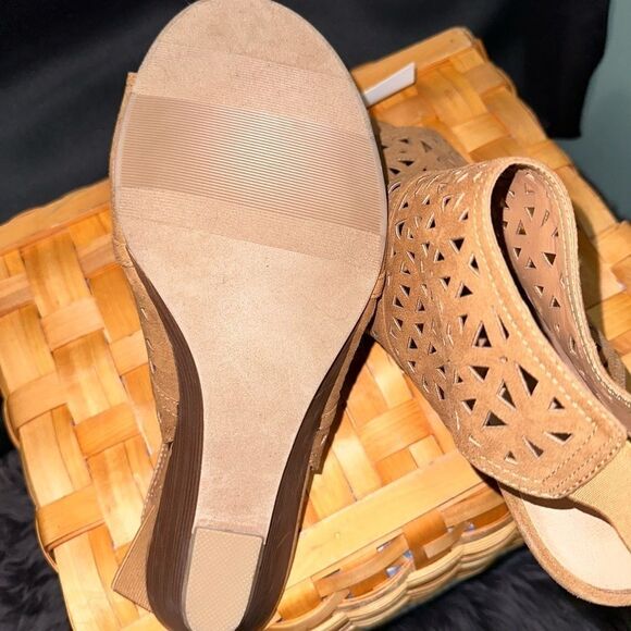 Torrid Tan Faux Suede Laser Cut Wedge Shootie (11 WW)new - Picture 3 of 7